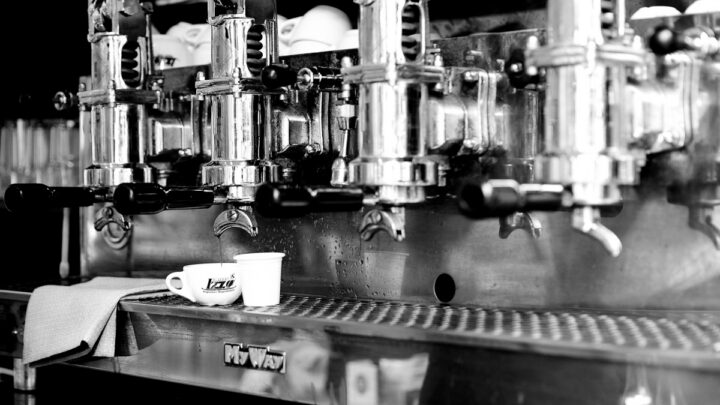 Espresso machine with portafilter